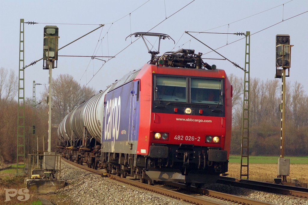 SBB Cargo 482 026-2 mit Kesselwagen am 02.04.2013 bei Riegel