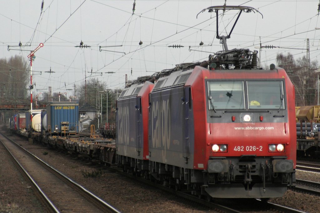 SBB Cargo 482 026 und 482 001 ziehen am 27.2.10 einen Gterzug durch Dsseldorf-Rath
