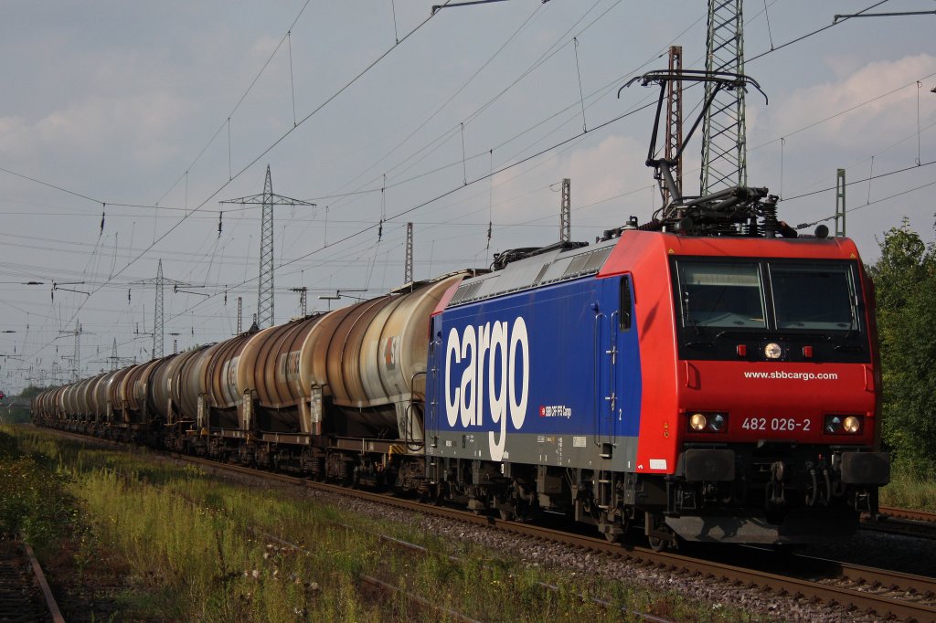 SBB Cargo 482 026 am 31.8.11 mit einem Kesselagenzug bei der Durchfahrt durch Ratingen-Lintorf.