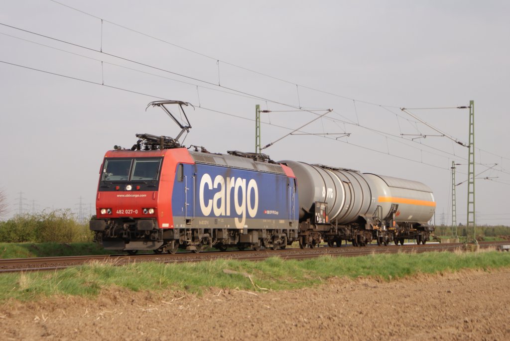SBB Cargo 482 027-0 mit Zwei Kesselwagen in Neuss Allerheiligen am 16.04.2010