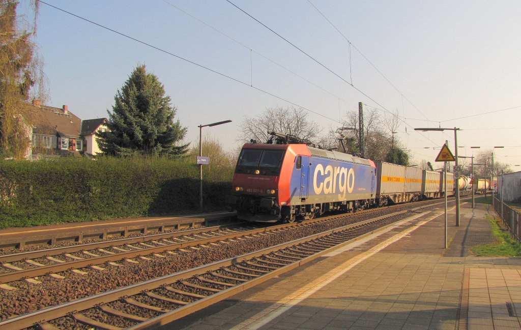 SBB Cargo 482 027-0 mit einem gemischten Gterzug Richtung Koblenz, in Erbach (Rheingau); 29.03.2011