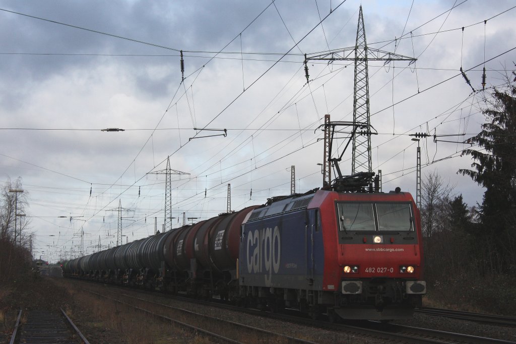 SBB Cargo 482 027 am 24.12.11 mit einem Kesselzug von Gelsenkirchen-Bismarck nach Basel bei der Durchfahrt durch Ratingen-Lintorf.
Gru an den Tf!