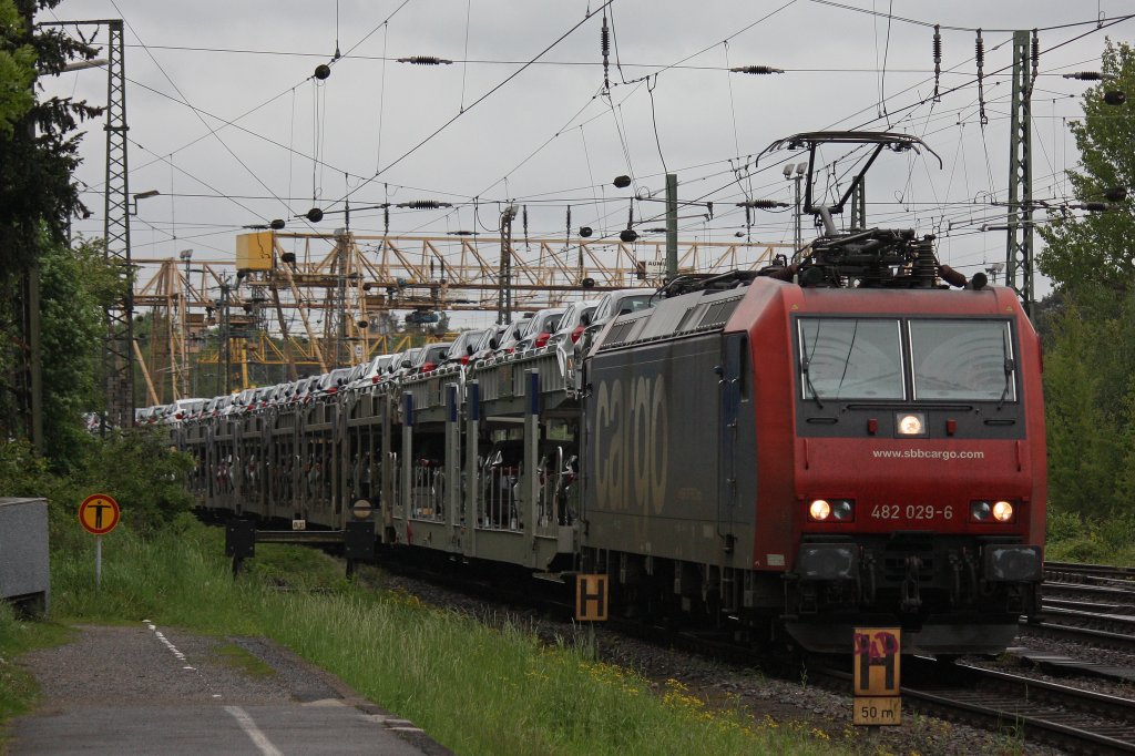 SBB Cargo 482 029 am 16.5.12 mit einem Autozug in Duisburg-Entenfang.
