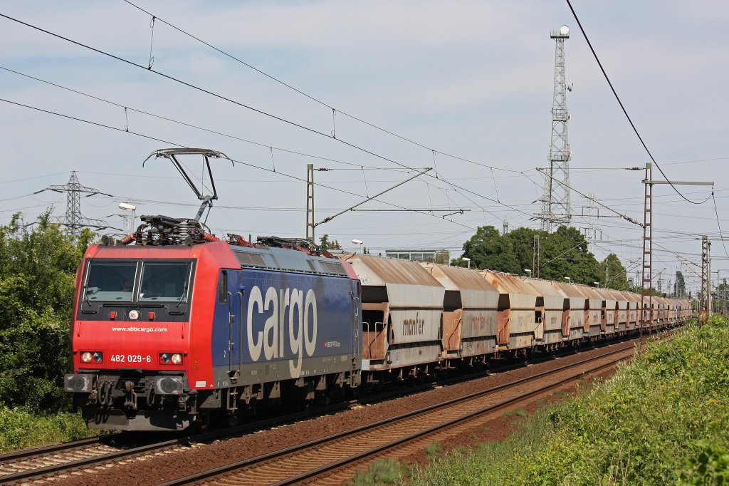 SBB Cargo 482 029 am 24.7.12 mit einem Gterzug in Hannover-Ahlten.