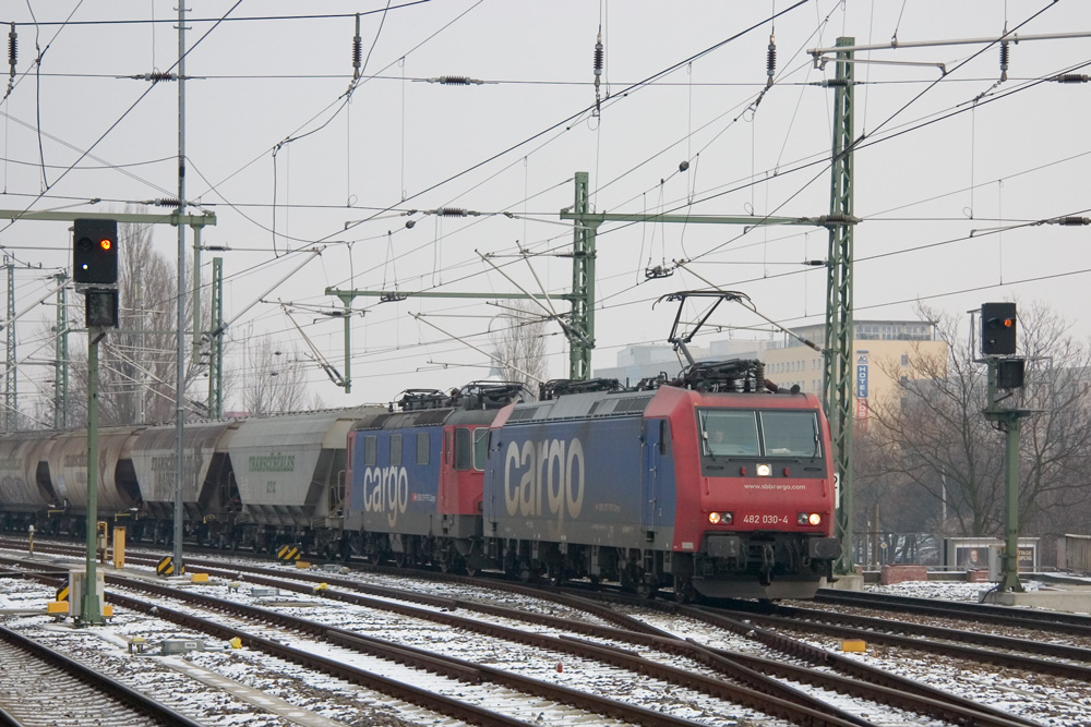 SBB Cargo 482 030 und 421 391 fahren durch den Dresdner Hbf. 20.01.2013
