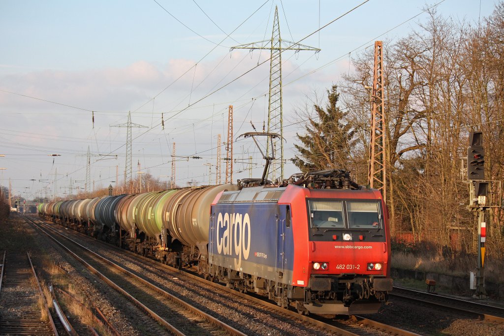 SBB Cargo 482 031 am 12.1.13 mit einem Kesselzug auf dem Weg nach Basel bei der Durchfahrt durch Ratingen-Lintorf.