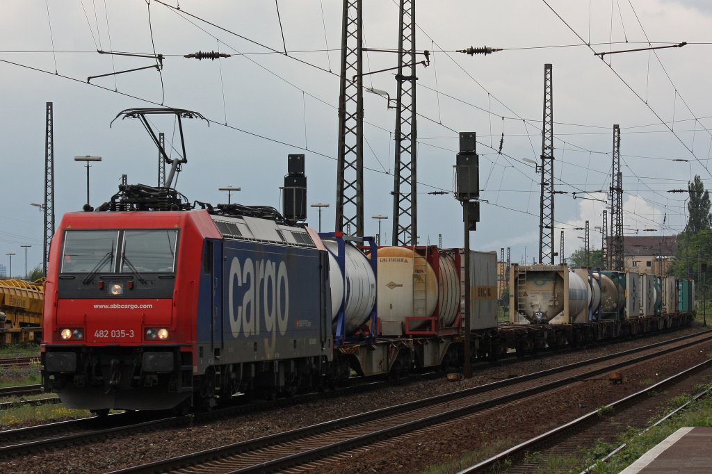 SBB Cargo 482 035 (i.E.fr RTB) am 15.5.12 mit einem KLV in Duisburg-Bissingheim.