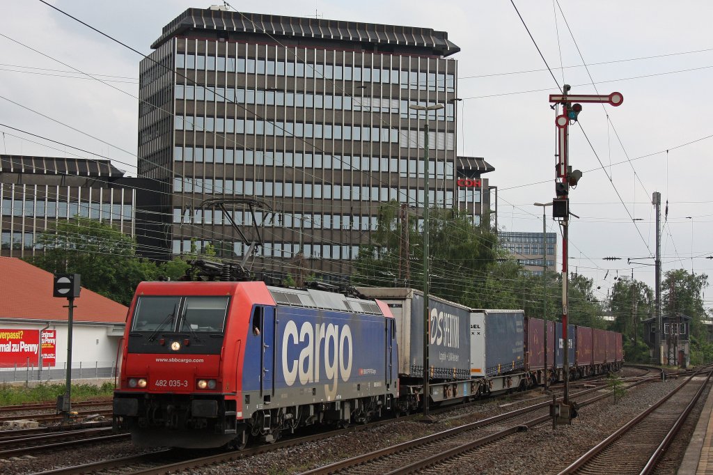 SBB Cargo 482 035 (i.E.fr RTB Cargo) am 1.6.12 mit einem KLV in Dsseldorf-Rath.