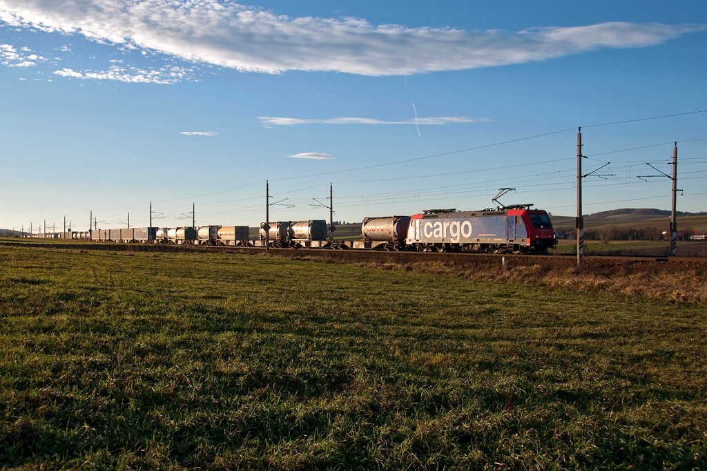 SBB Cargo 482 035 kam leider von der falschen Seite im Gegenlicht daher. Die Aufnahme entstand am 27.11.2011 zwischen Ollersbach und Neulengbach.