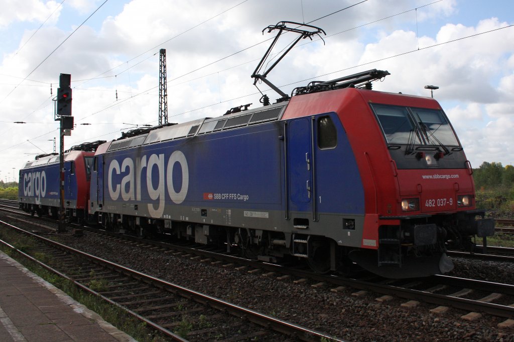 SBB Cargo 482 037zieht am 25.9.10 SBB Cargo 482 000  Kln  durch Duisburg-Bissingheim