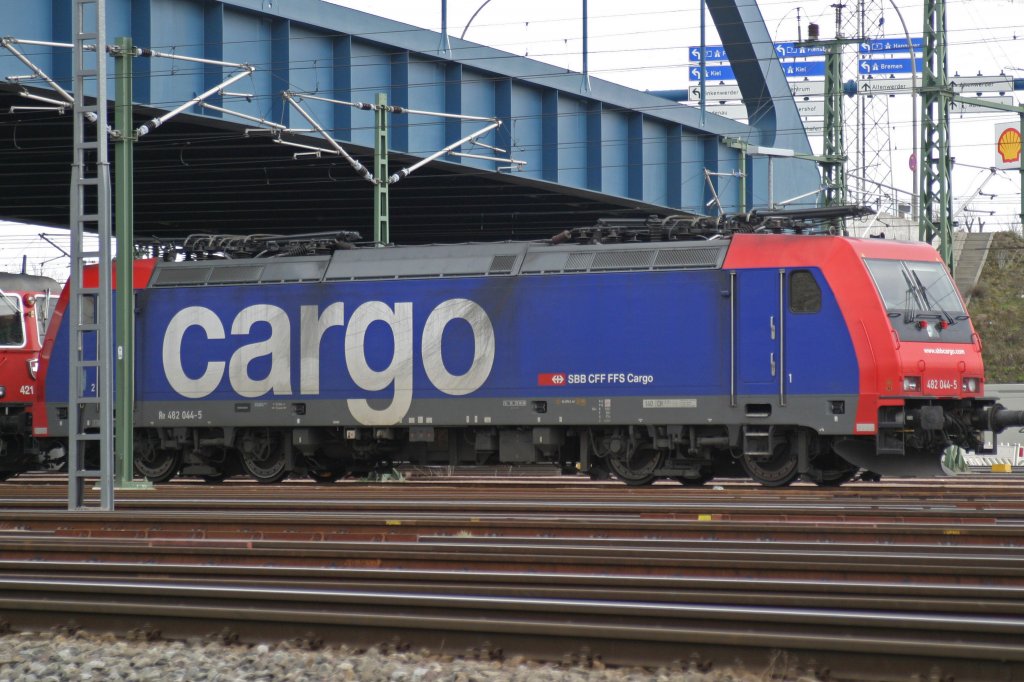 SBB Cargo 482 044 steht am 31.3.10 abgestellt im Gterbahnhof Alte Sderelb Hamburg