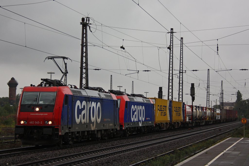 SBB Cargo 482 045 am 6.10.12 mit SBB Cargo 482 035 (beide bei RTB im Einsatz) mit einem Containerzug in Duisburg-Bissingheim.