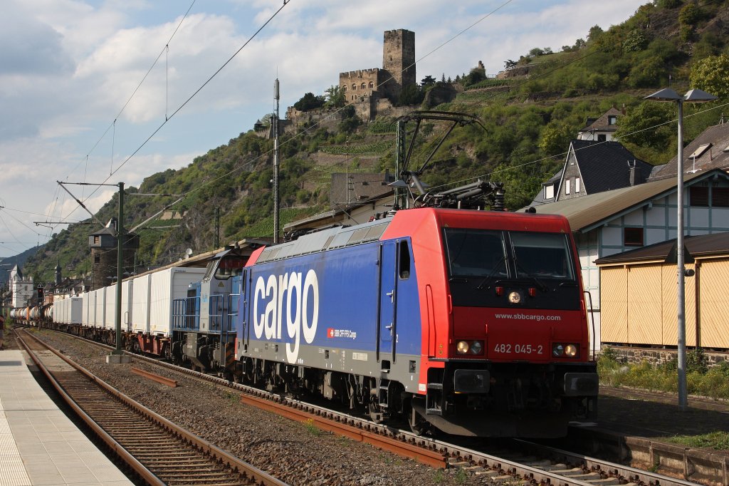 SBB Cargo 482 045 (i.E.fr RTB) zieht am 17.8.11 die RTB Lok V151  Josy  und einen Gterzug durch Kaub. 