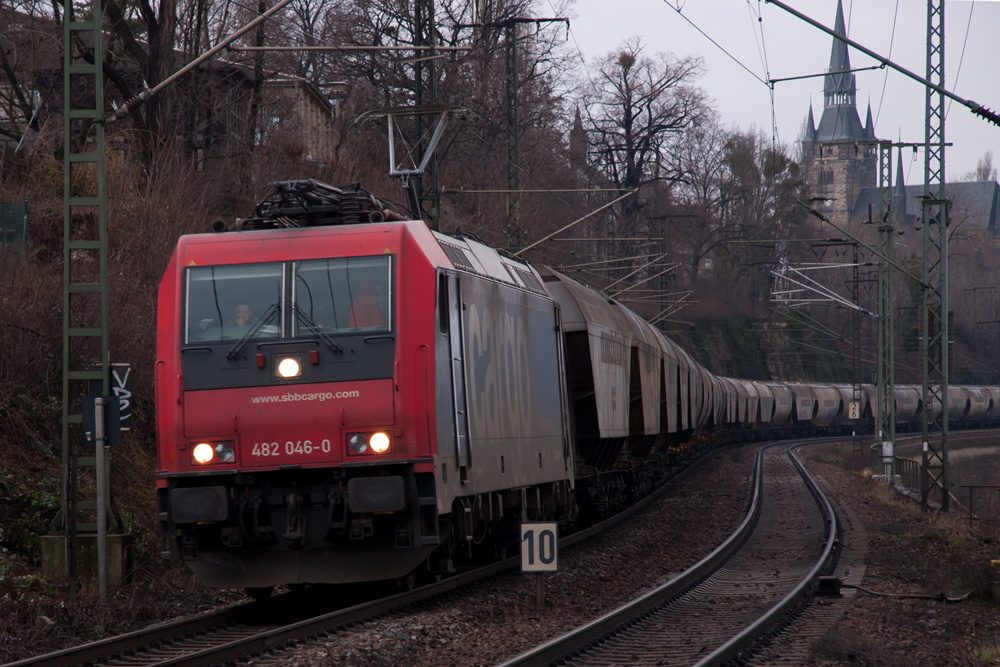 SBB Cargo 482 046 durchfhrt soeben den Haltepunkt Dresden-Cotta Richtung Dresden-Friedrichstadt. 02.02.2013