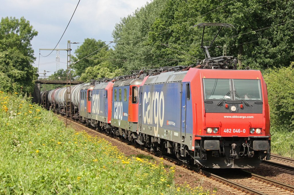 SBB Cargo 482 046 zog am 6.8.12 die SBB Cargo 421 389.482 030,421 381 und einen Kesselzug durch Hannover-Ahlten.