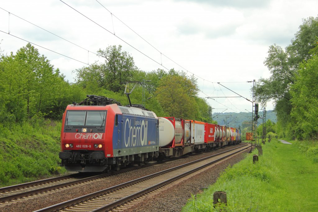 SBB Cargo ChemOil Logistic 482 028-8 in Unkel am 12.5.2012 