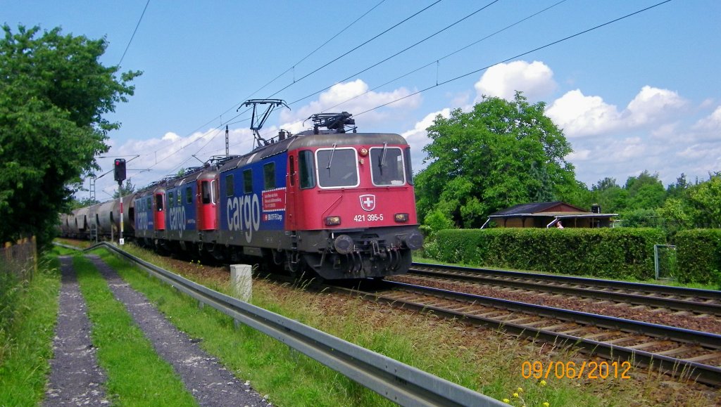 SBB-Cargo  Dreierpack  mit der 421 395-5 an der Spitze vor einem Transcereales-Zug am 9.6.12 kurz vor dem Hp Dresden-Stetzsch  