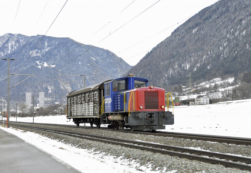 SBB Cargo Kleinlok 232 216-2 ist auf dem 3-Schienengleis der RhB mit einem ged. Gterwagen Richtung Domat-Ems unterwegs.Bild Aufgenommen bei Felsberg am 29.1.2013