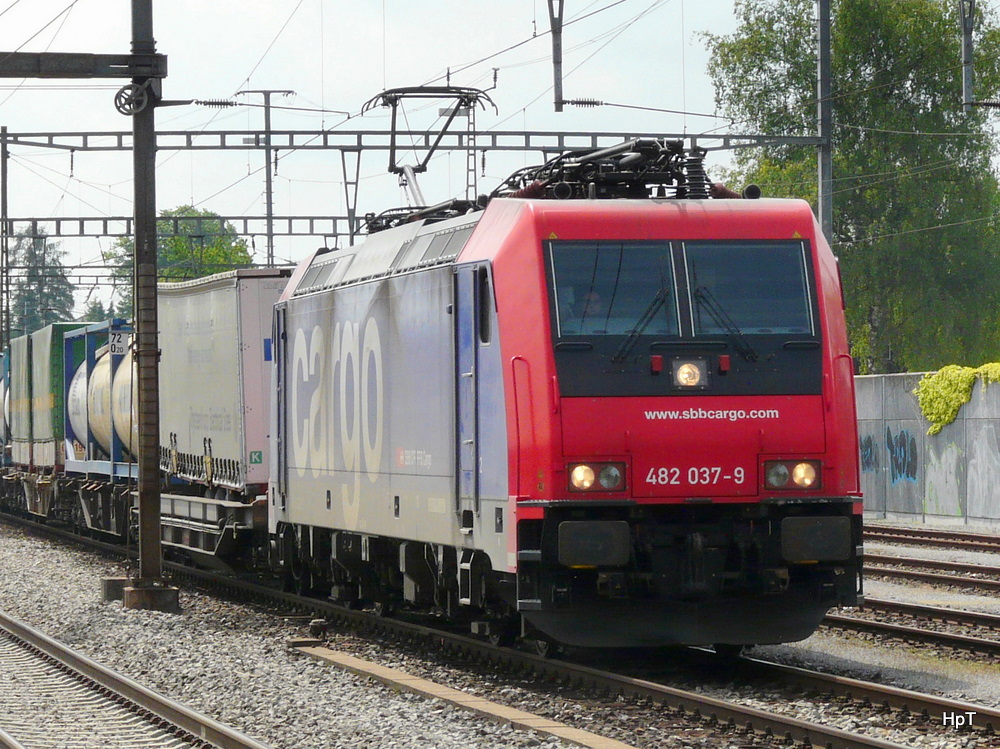 SBB Cargo - Lok 482 037-9 mit Gterzug bei der Durchfahrt im Bahnhof Wohlen am 29.05.2010