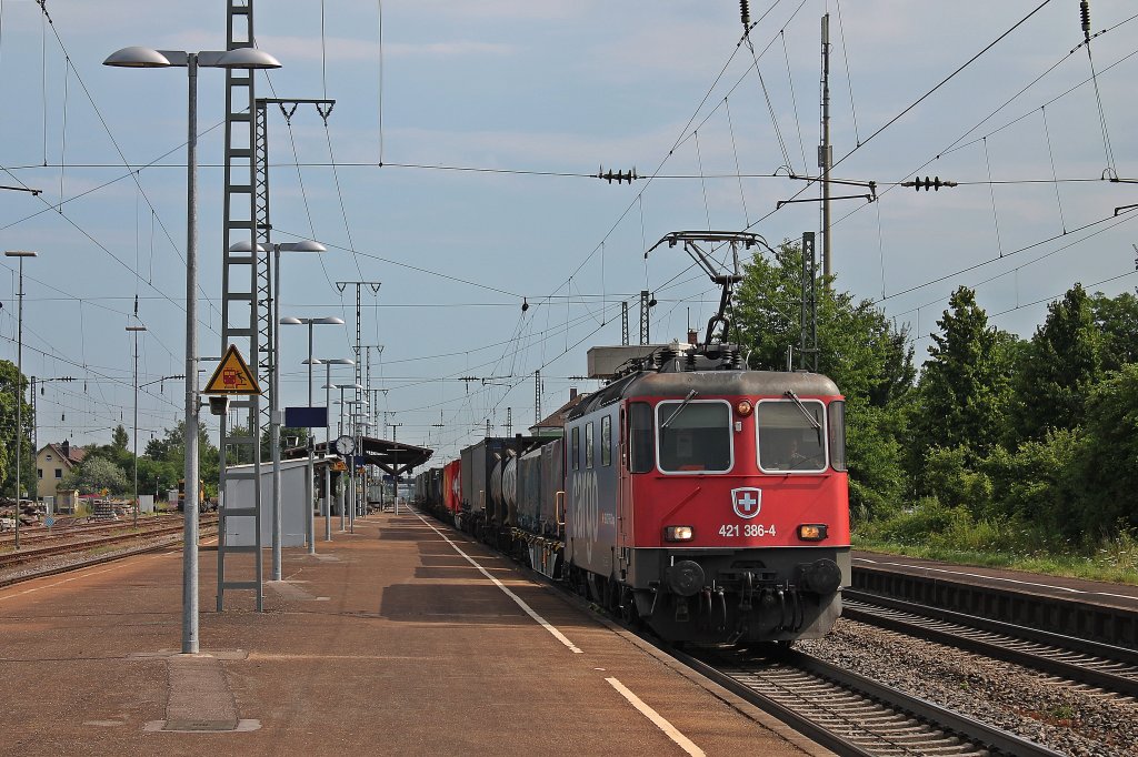 SBB Cargo Re 421 386-4 am 25.07.2013 mit einem KLV im Bahnhof von Mllheim (Baden) gen Sden.