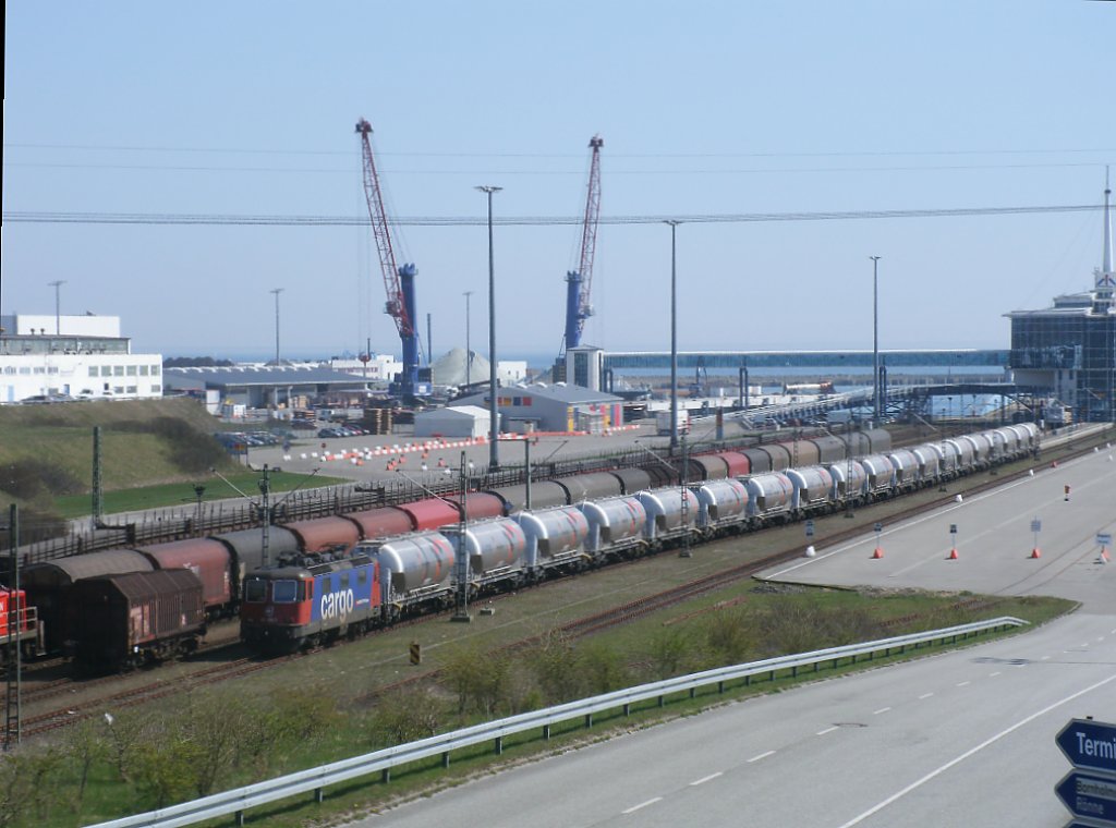 SBB-Cargo Re 421 396,fr die MWB im Einsatz,stand am 20.April 2011,in Mukran schon am Zug nach Lgerdorf,der schon am Nachmittag Mukran verlie.