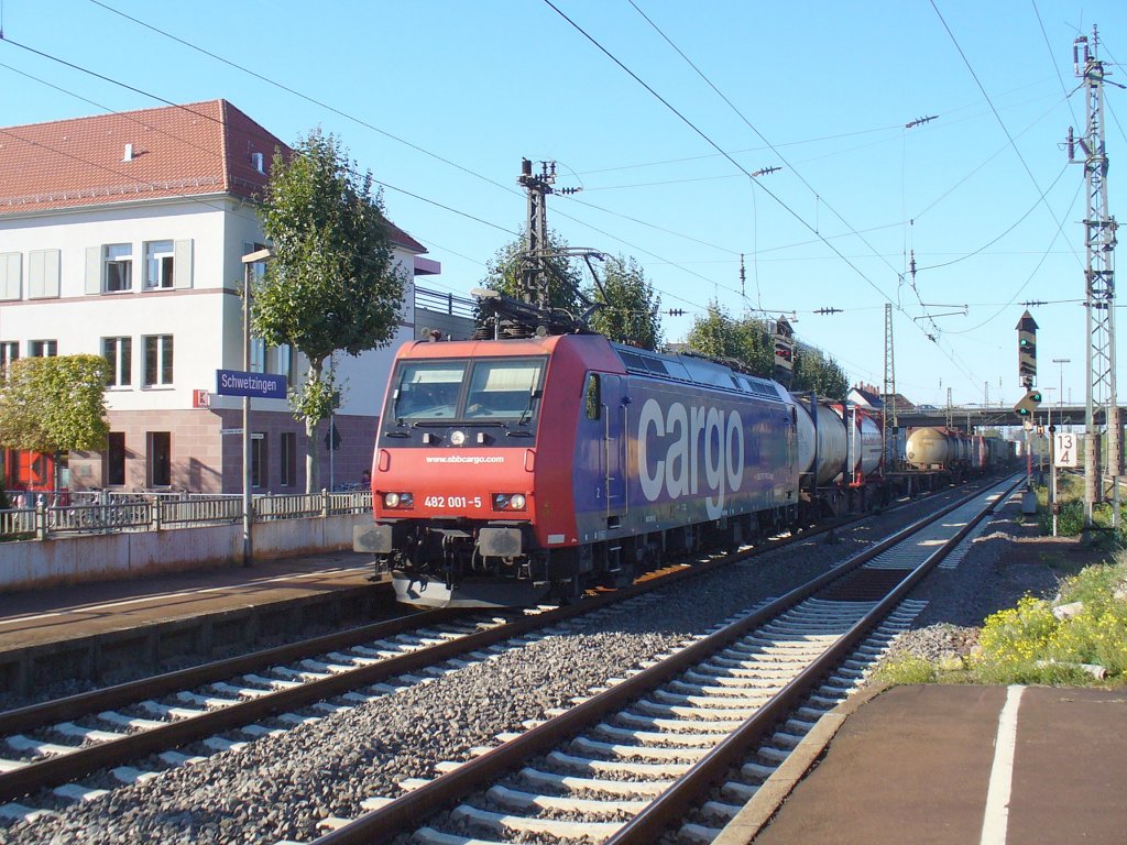 SBB Cargo Re 482 001-5 zieht einen Containerzug am 30.09.2011 durch Schwetzingen 

