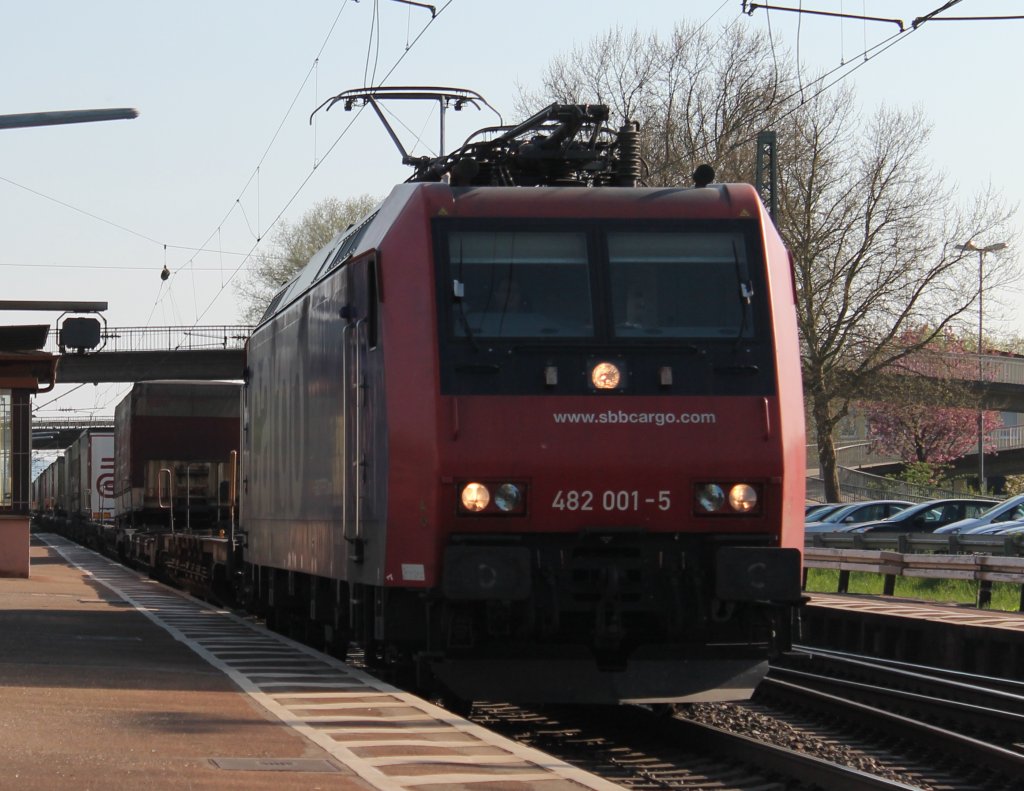 SBB Cargo Re 482 001-5 mit einem normalen KLV am Abend des 24.04.2013 auf der KBS 703 in Orschweier.