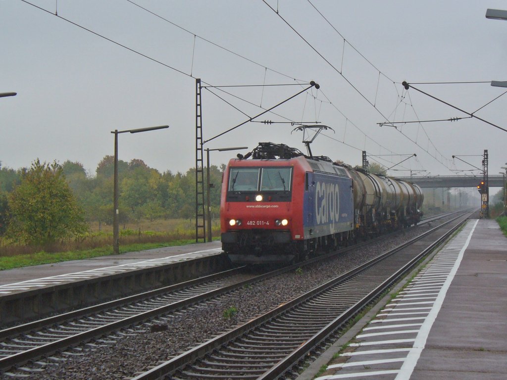 SBB Cargo Re 482 011-4 zieht bei Regen einen kurzen Kesselwagenzug am 05.10.2011 durch Wiesental
