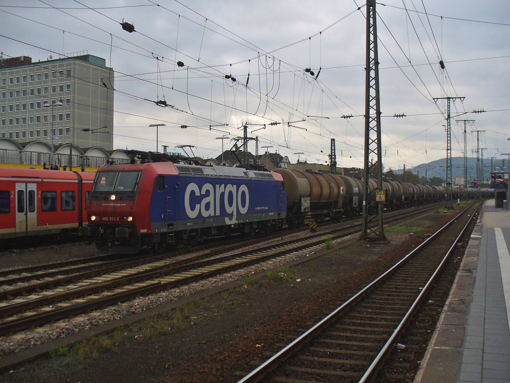 SBB Cargo Re 482 012-2 zieht einen Kesselwagenzug am 11.10.2011 durch Koblenz Hbf
