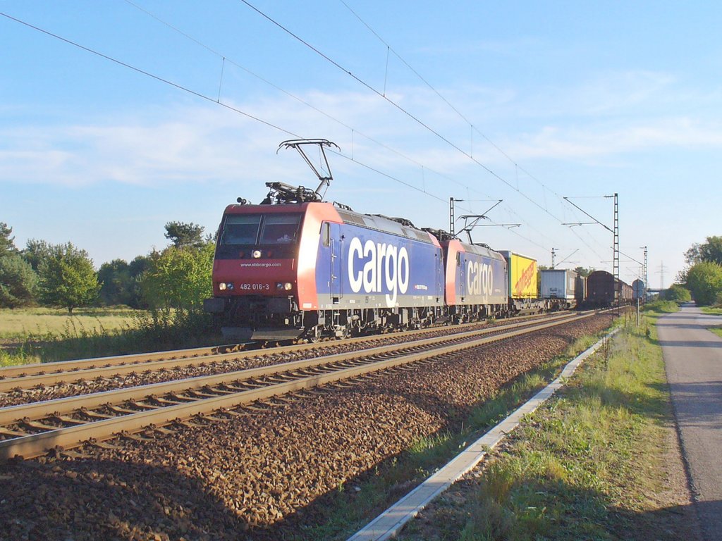 SBB Cargo Re 482 016 -3 und Re 482 003-7 ziehen einen Containerzug am 21.09.2011 durch Wiesental 
