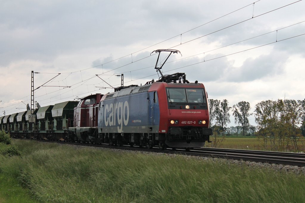 SBB Cargo Re 482 027-0 zusammen mit der geschleppten BOB V126 (212 089-7) und einem leerem Schotterzug aus Richtung Sden nrdlich von Mllheim (Baden) bei Hgelheim unterwegs. (23.05.2013)