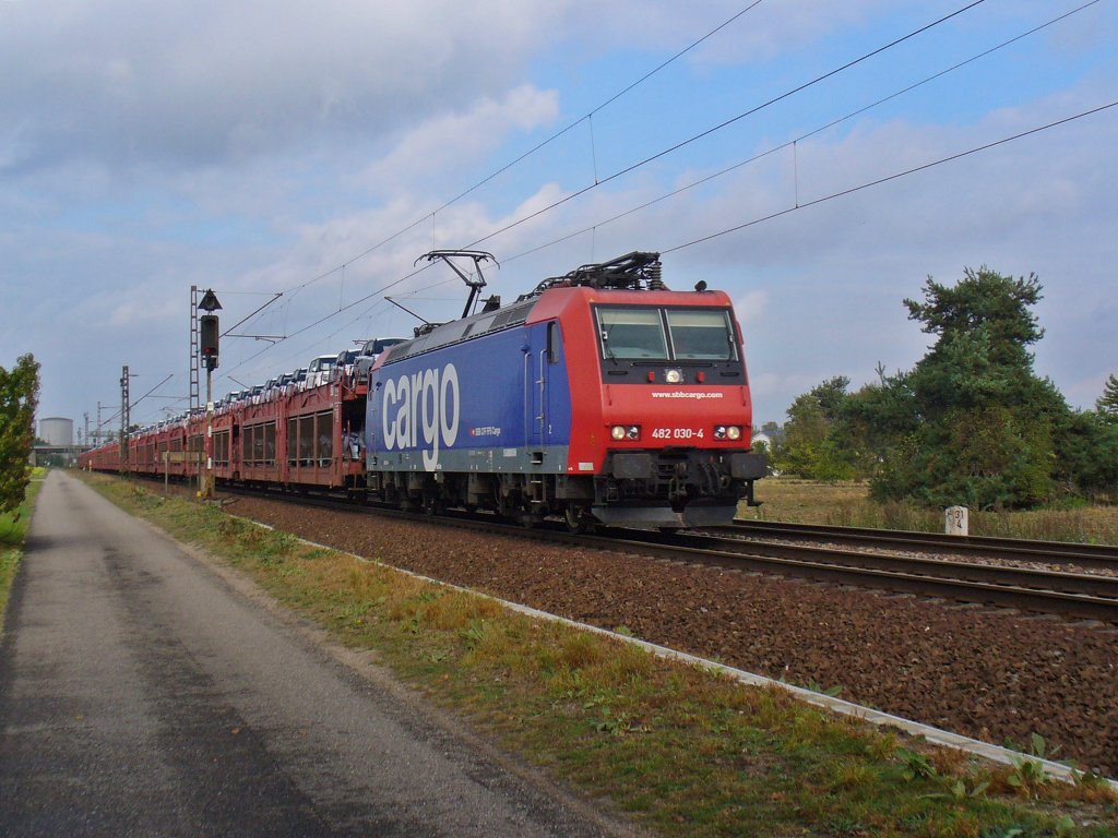 SBB Cargo Re 482 030-4 zieht einen VW Autozug am 05.10.2011 durch Wiesental

