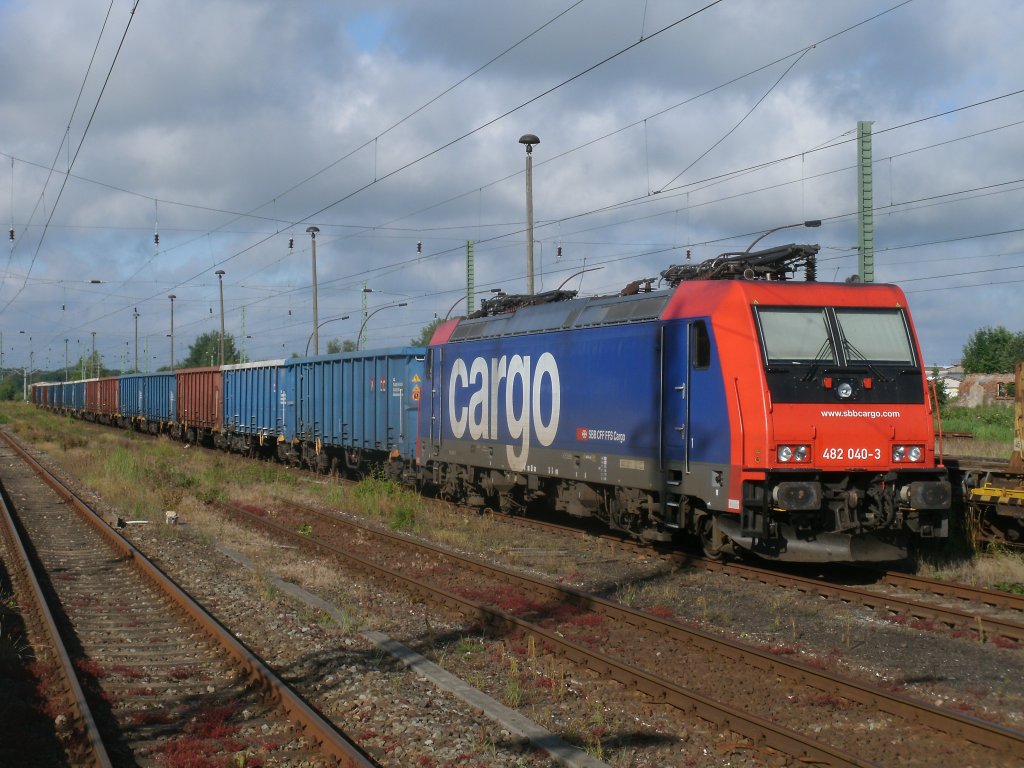 SBB-Cargo Re 482 040 mit leeren Eanos-Wagen,am 05.Juli 2011,in Bergen/Rgen.