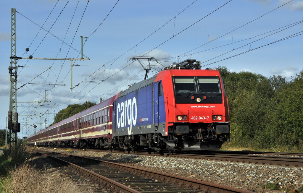 SBB Cargo Re 482 043, vermietet an Bräunert Eisenbahnverkehr, hat mit einem Euro-Express-Sonderzug am 23.09.12 soeben den Bahnhof Diepholz Richtung Osnabrück passiert. 