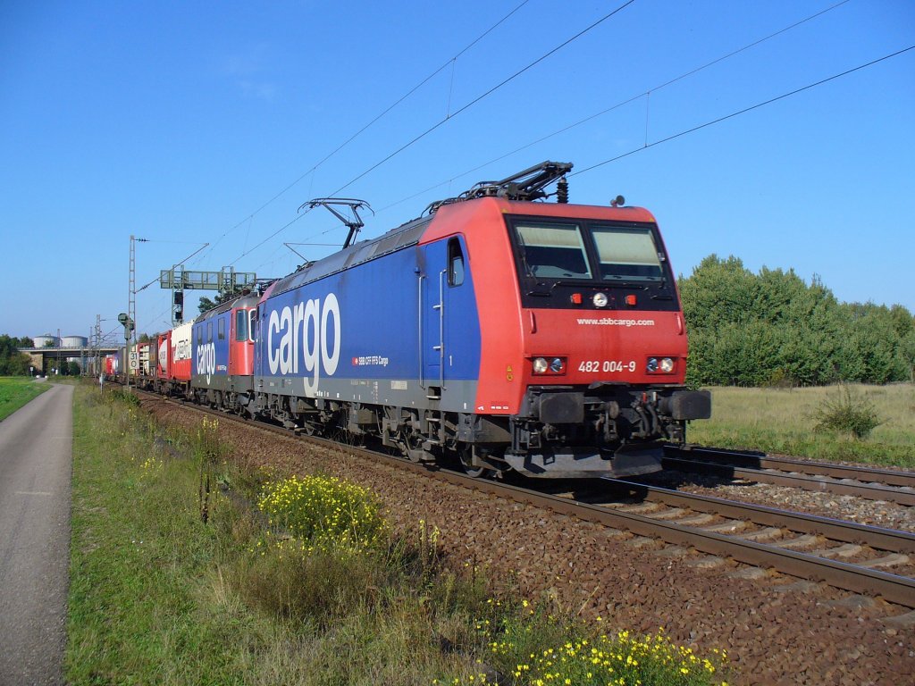 SBB Cargo Re 483 004-9 und  Re 421 389-8 (kalt) ziehen einen Containerzug am 21.09.2011 durch Wiesental 

