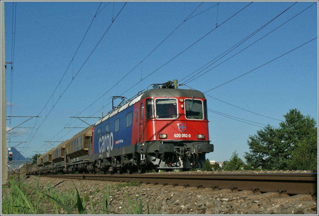SBB Cargo Re 620 062-2 mit einem langen, gemischten Gterzug zwischen Lengnau und Pieterlen.
31. Juli 2013