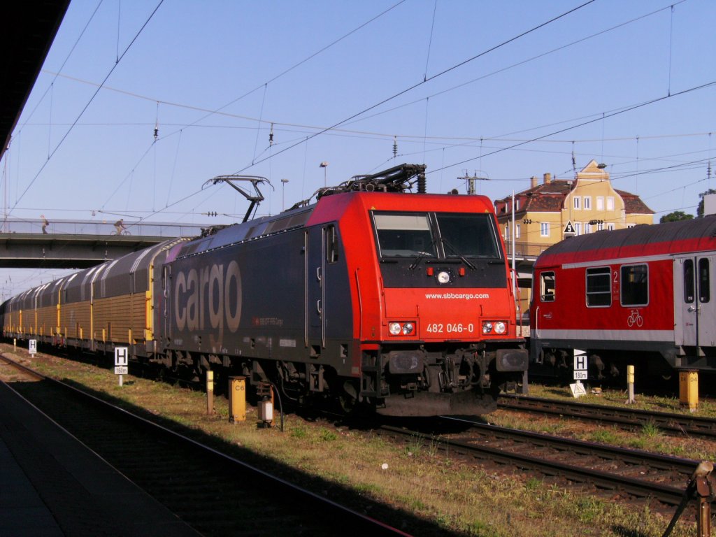 SBB Cargolok 482 046-0 von TXL mit Autozug am 17.06.2009 bei durchfahrt in Regensburg Hbf.