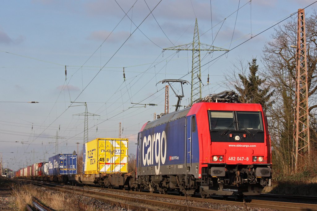 SBB Cargo/RTB 482 047 am 12.1.13 mit einem Containerzug in Ratingen-Lintorf.