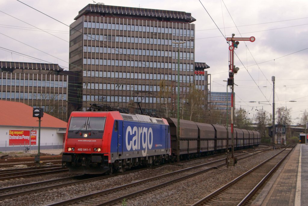 SBB Carogo 482 041-1 (i.E. fr NIAG) mit einem Kohlezug nach Moers in Dsseldorf-Rath am 30.03.2012
