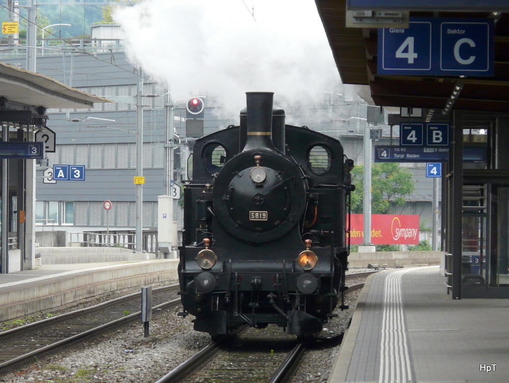 SBB - Dampflok Eb 3/5 5819 bei Rangierfahrt im Bahnhof Brugg am 20.06.2010