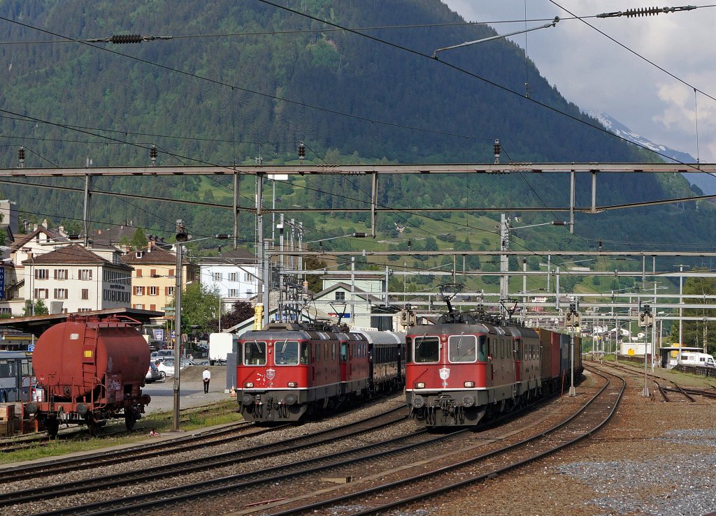 SBB: Der ORIENTEXPRESS mit einer Re 8/8 anlsslich einer Ueberholug durch einen Gterzug mit einer Re 10/10 in Airolo am 15. Juni 2013.
Foto: Walter Ruetsch