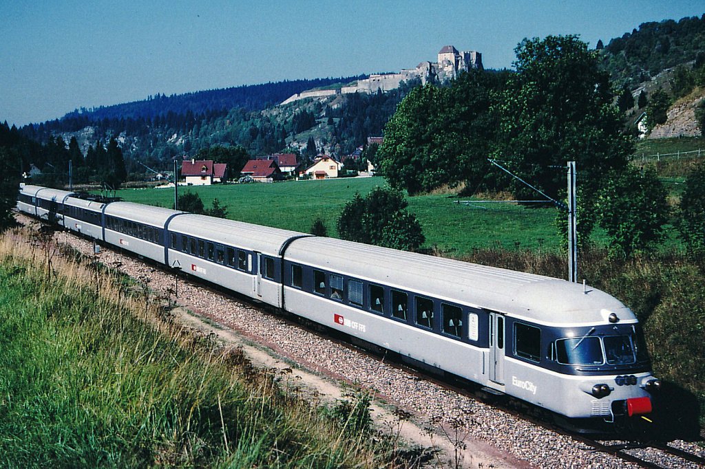 SBB: Die einst stolzen RAe TEE ll (1961-67) gelangten bis zu ihrer endgltigen Ausmusterung im Jahre 2000 auf der Strecke Bern-Neuchtel-Frasne als  TGV-Zubringer  zum Einsatz. Dabei erhielten sie die neue Bezeichnung RABe EC sowie ein neues graues Farbkleid, das ihnen den Namen  GRAUE MAUS  bescherte. Die Aufnahme ist im Jahre 1998 bei Pontarlier entstanden (Bild gescannt).
Foto: Walter Ruetsch