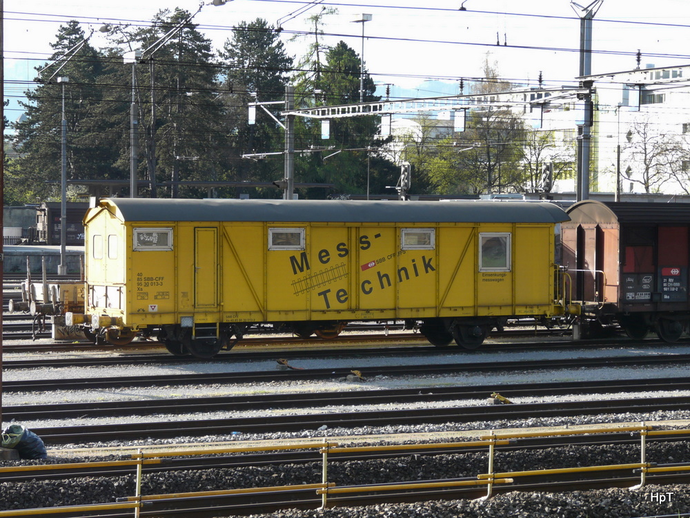SBB - Dienstwagen Xs 40 85 95 30 013-3 im G�terbahnhof Biel .. Bild wurde von der Hauptstrasse aus gemacht .. 