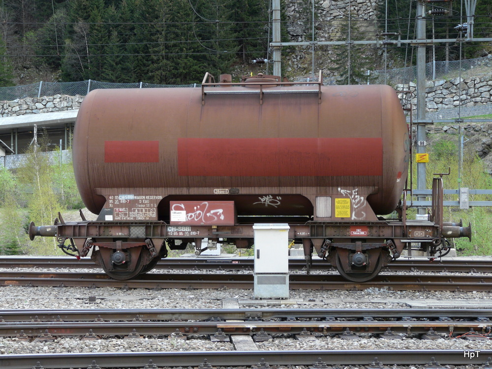 SBB - Dienstwagen Xs 40 85 95 35 810-7 in Gschenen am 08.05.2012