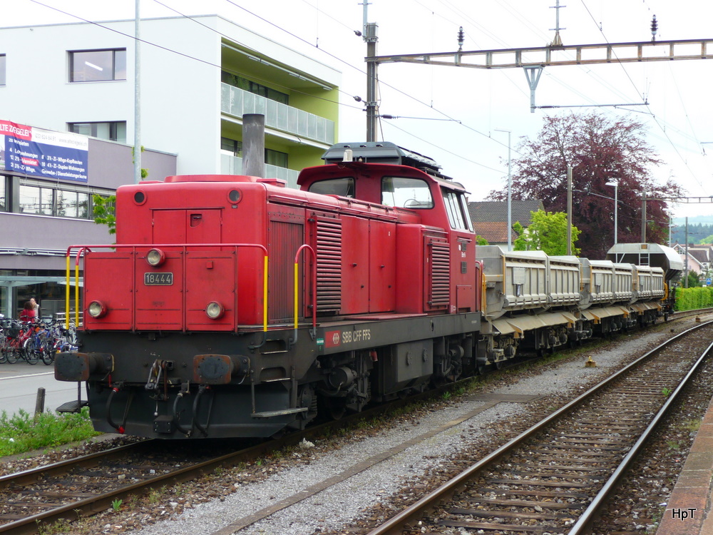 SBB - Diesellok Bm 4/4 18444 mit Gterzug im Bahnhof Lyss am 18.05.2010