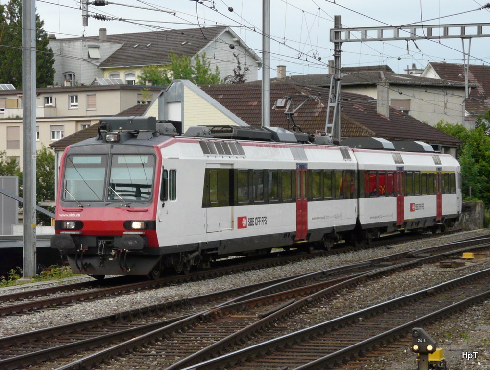 SBB - Domino Triebzug RBDe 4/4 560 210-8 mit Steuerwagen ABt abgestellt im Bahnhofsareal in Biel am 12..06.2011