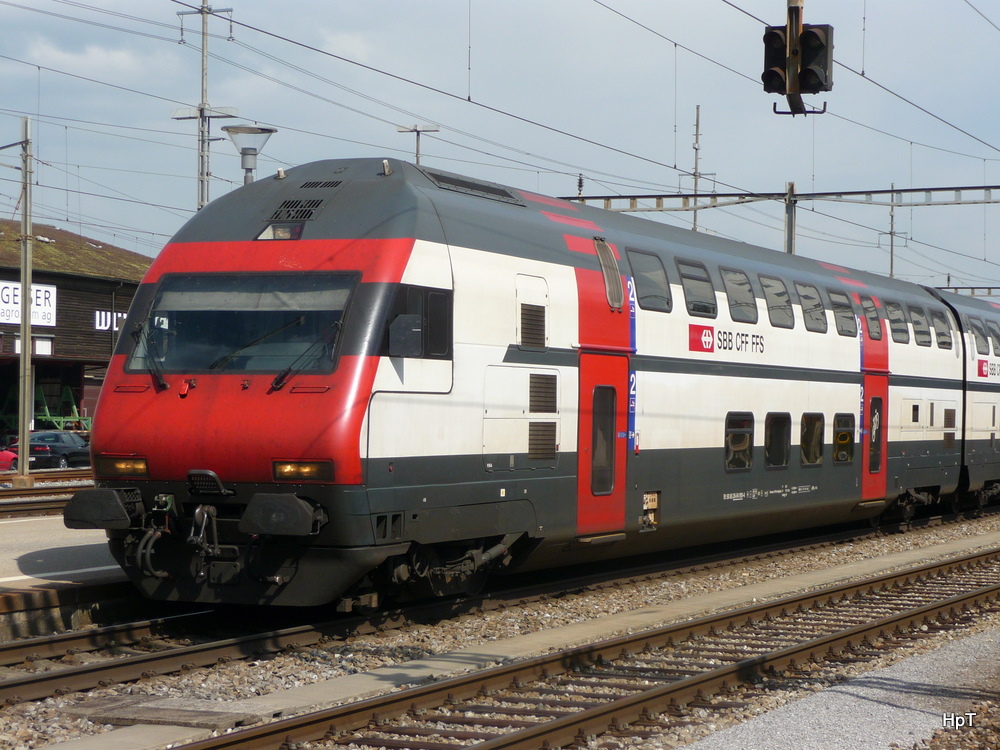 SBB - Doppelstocksteuerwagen Bt 50 85 26-94 910-4 im Bahnhof von Langenthal am 25.03.2010