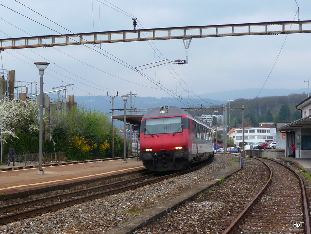 SBB - Durchfahrender Schnellzug von Biel nach Bern im Bahnhof Brgg am 14.04.2012 .. Standpunkt des Fotografen auserhalb der Geleisanlagen ..