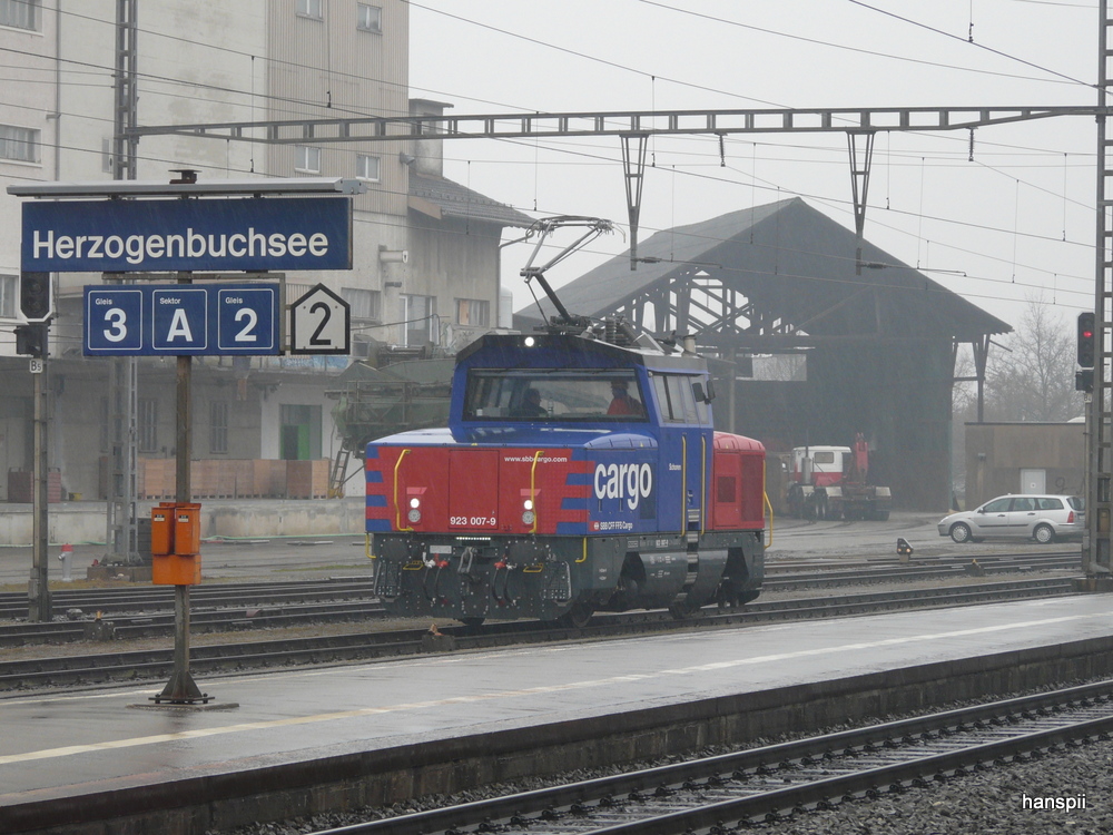 SBB - Eem 923 007-9 bei Rangierfahrt im Bahnhof Herzogenbuchsee am 28.03.2013