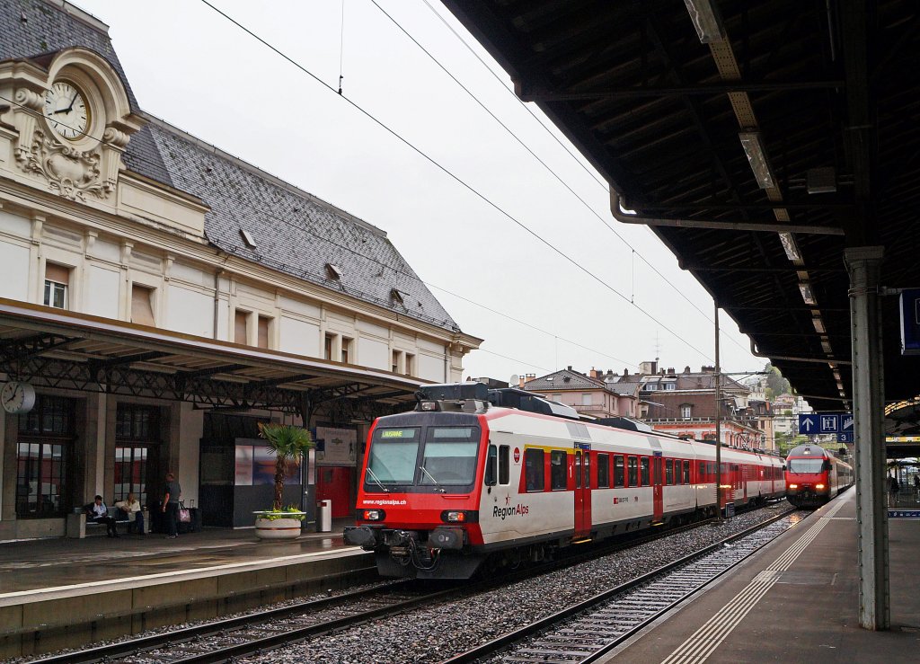 SBB: Eher ungewhnliche Zugskreuzung in Montreux am 10. Mai 2013 zwischen dem RE 4064 nach Lausanne bestehend aus einem Domino der Region Alps und dem IR 1407 nach Brig.
Foto: Walter Ruetsch  
